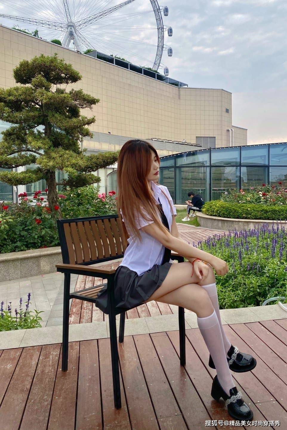 线条美|JK制服VS紧身连衣裙到底哪一个更有魅力？
