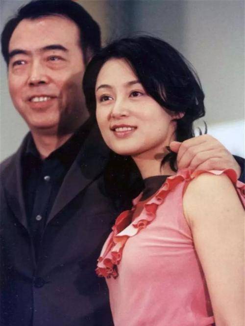 原配|陈凯歌原配晒近照，大背头配老年斑霸气十足，豪宅大得能当跑马场