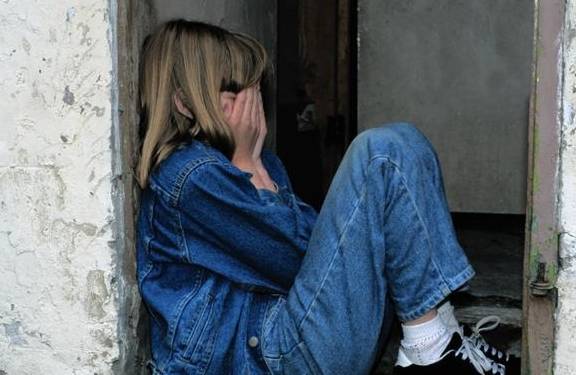 女儿|“俩兄妹关系真好”，话音刚落妹妹突然大哭，掀开衣服后母亲泪目