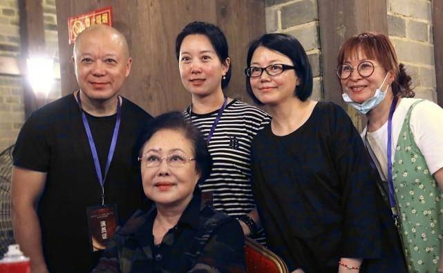 斯琴高娃|斯琴高娃71岁慈祥可亲，路人镜头下更像“邻家奶奶”，好温柔