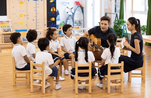 班里|公立幼儿园一个月八九百,私立幼儿园一个月两三千,有什么区别?