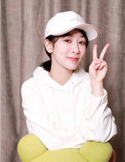 毛衣|杨紫也高调！穿“鸳鸯袖”毛衣配短裤，16400的包背出小女生气质