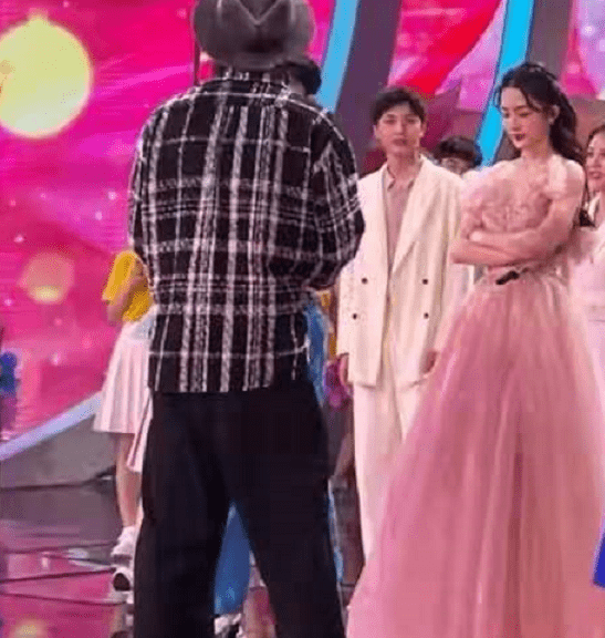 仙女|五四晚会彩排曝光！热巴穿一步裙跟吴磊同框，李沁小仙女造型超美
