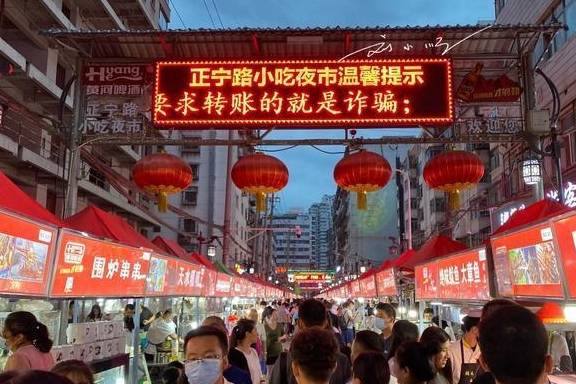 外地游客在甘肃兰州逛夜市，最大的困惑：为什么到处都有马爷？