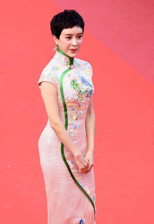 颜色|金巧巧为女儿庆生!7岁女儿寸头像假小子,她自己却穿得像小公主