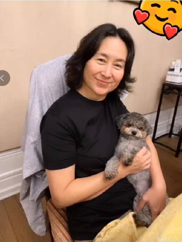 宠物|58岁何超琼居家照首曝光，一身素衣抱着宠物，像含饴弄孙的大妈