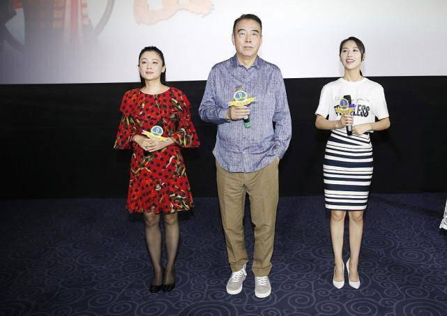 女生|陈红也难逃中年发福，穿波点红裙配黑丝袜扮嫩，身材却有点饱满