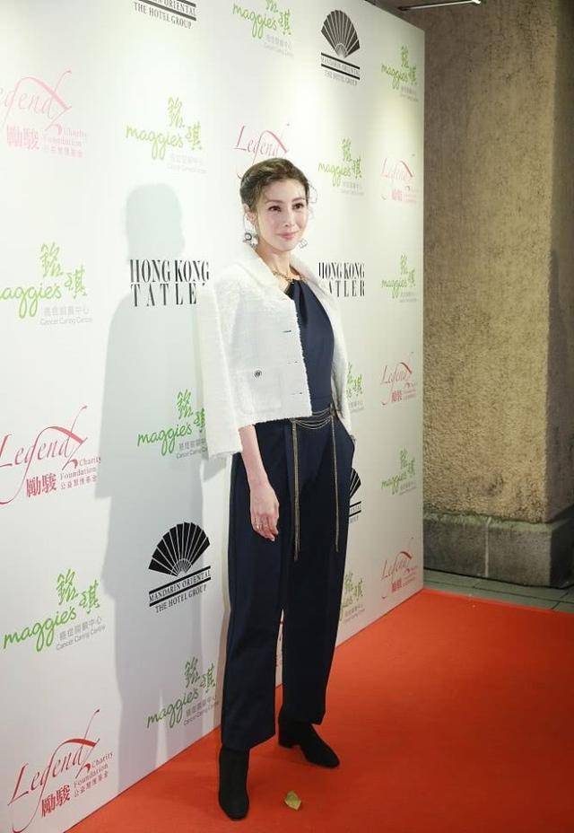 西装革履|李嘉欣首次带8岁儿子走红毯，一家三口真时髦，父子俩像复制粘贴