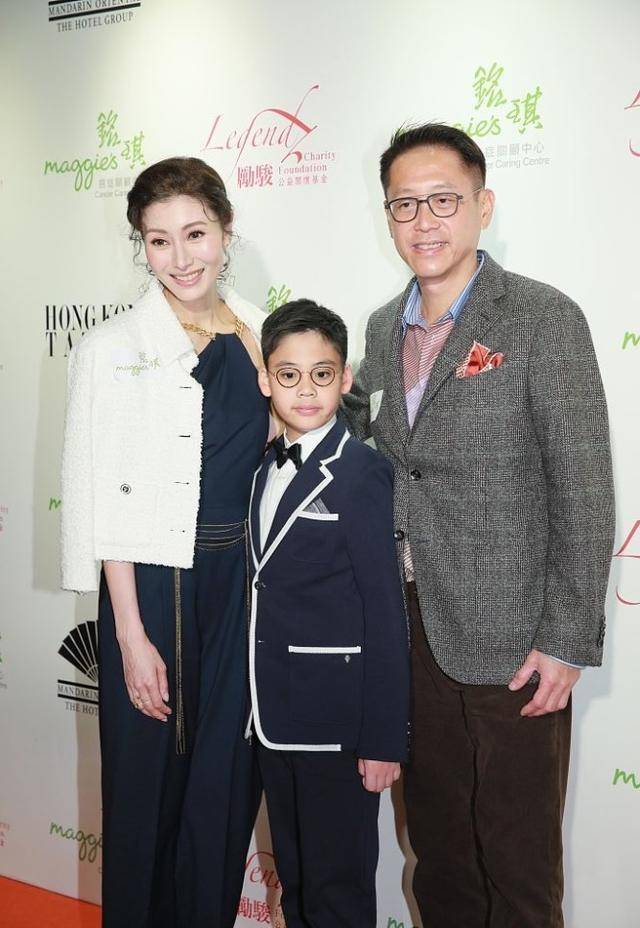 西装革履|李嘉欣首次带8岁儿子走红毯，一家三口真时髦，父子俩像复制粘贴