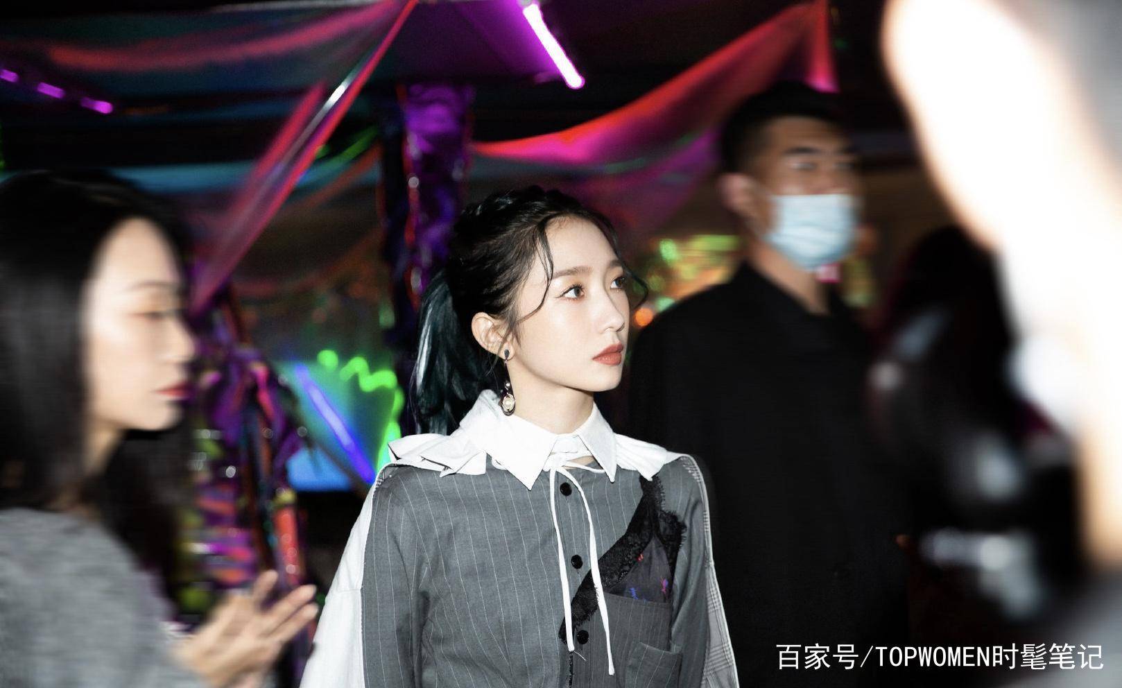 感觉|孟美岐活动造型曝光,白色斗篷搭配灰色格纹裙,优雅又帅气超迷人