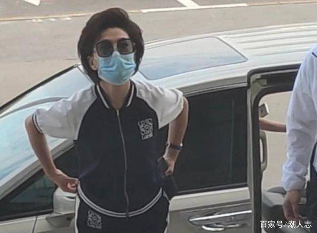 显高|49岁海霞生活照曝光，穿运动套装身姿挺拔，个不高气质却不输董卿