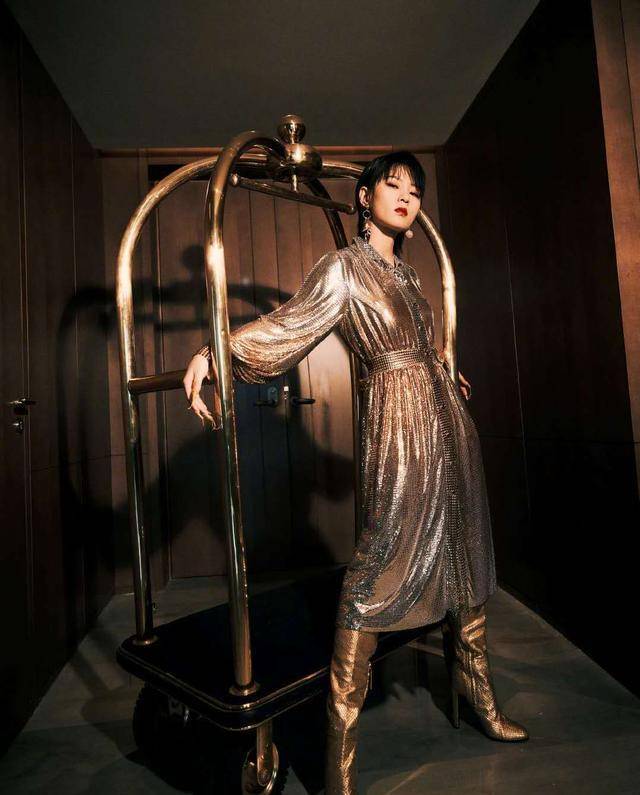 迪丽热巴|晚会上女星比美！郑爽穿“泡泡袖”像公主，迪丽热巴化起了大浓妆