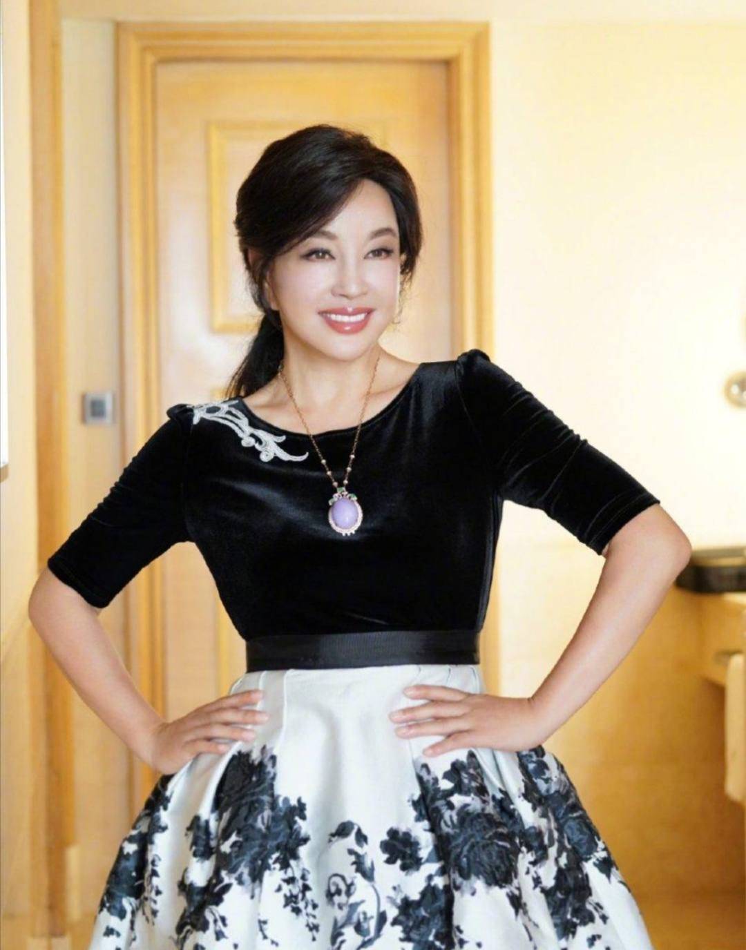 魅力|刘晓庆真自信,身材发福还敢穿紧身裙,挤出“老年肚”气质也高级