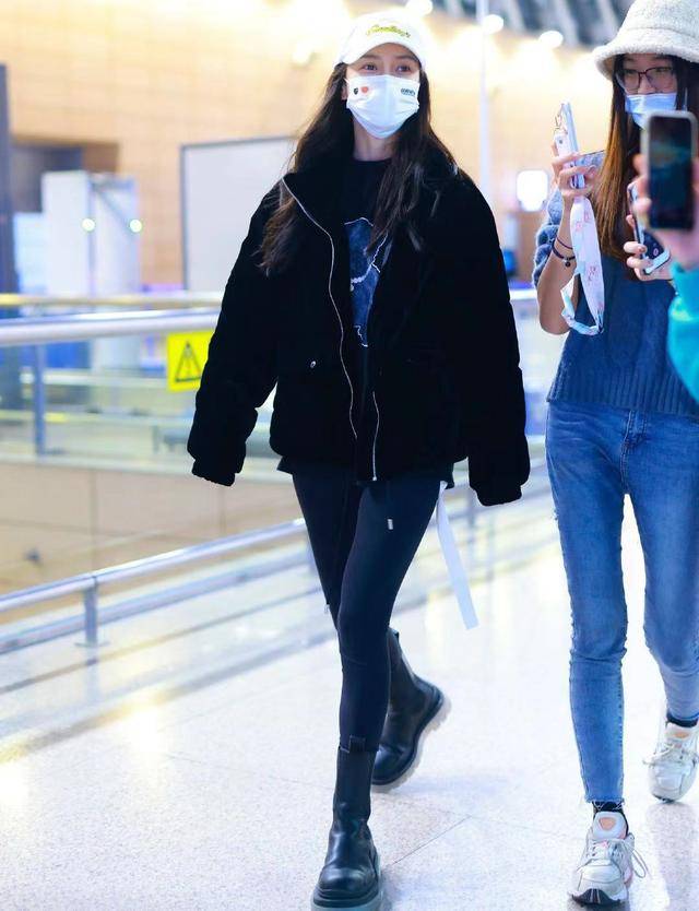 公主|Baby扮精灵公主!裹蓝裙秀蚂蚁腰，穿拖鞋踩纸箱曝光真实身高