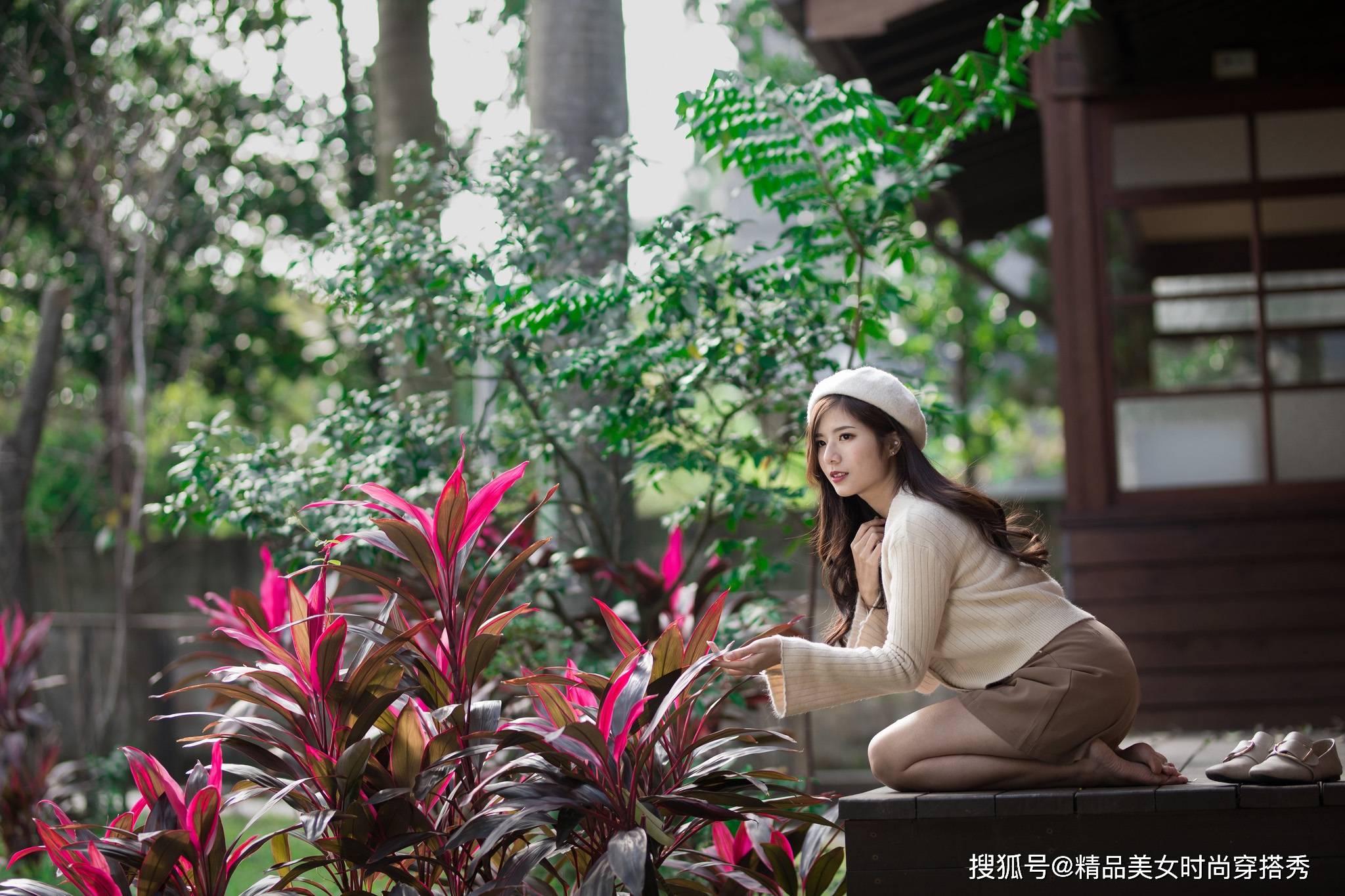 天气|米白色针织衫温柔知性,搭配带有复古味道的卡其色短裙,优雅大气