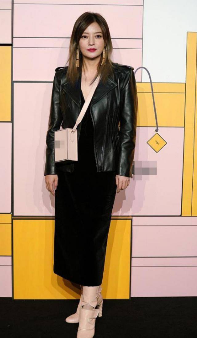 黑色|44岁赵薇高清生图曝光，穿V领裙搭皮衣，皱纹明显幸好气质依旧在