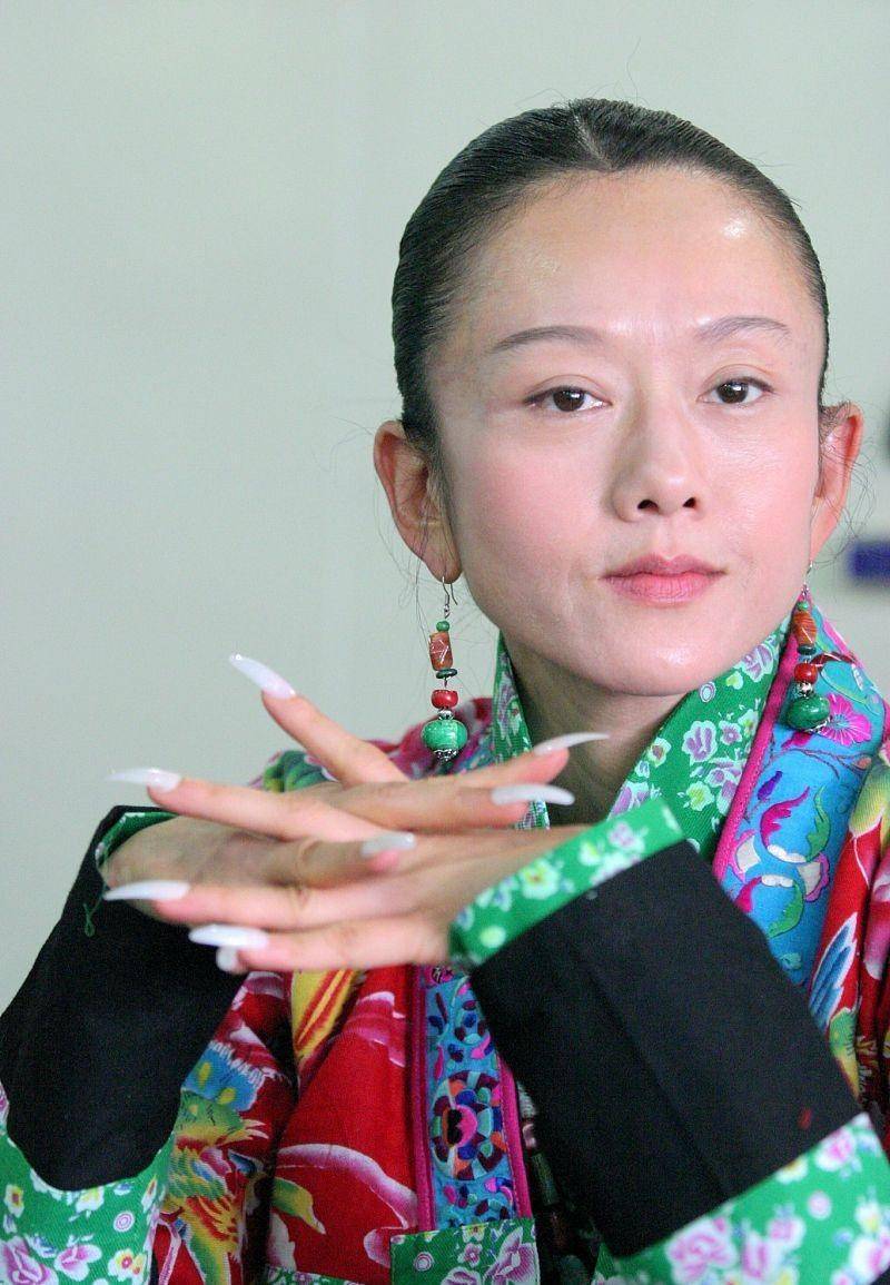 底色|不戴帽子不化浓妆的杨丽萍，真是清纯的可以，脑门锃亮更显气色
