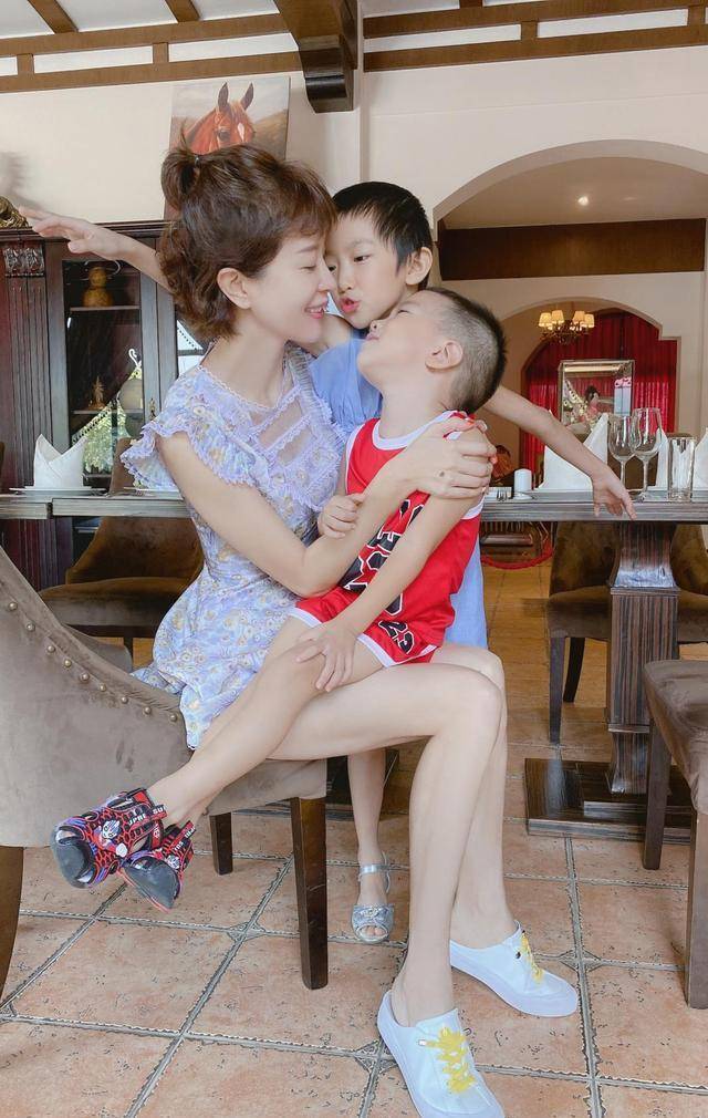 颜色|金巧巧为女儿庆生!7岁女儿寸头像假小子,她自己却穿得像小公主