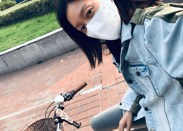 黑色|沈佳妮虽然不演戏了，但是衣品一直在线，休闲装更是拿手