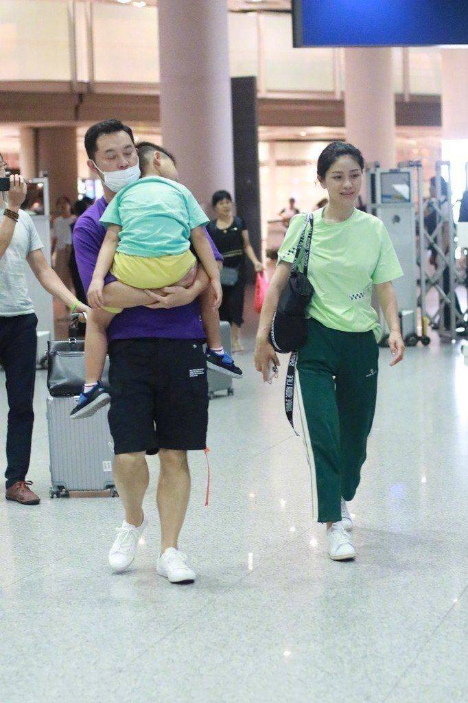 帽子|胡可穿休闲装走机场，肚子赘肉凸起，但这就是生活里的真实样子！