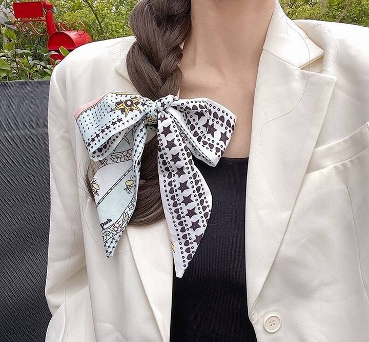 颜色|丝巾你还围出大妈味道？学会这小巧思，胜过你买一百件土气新衣！