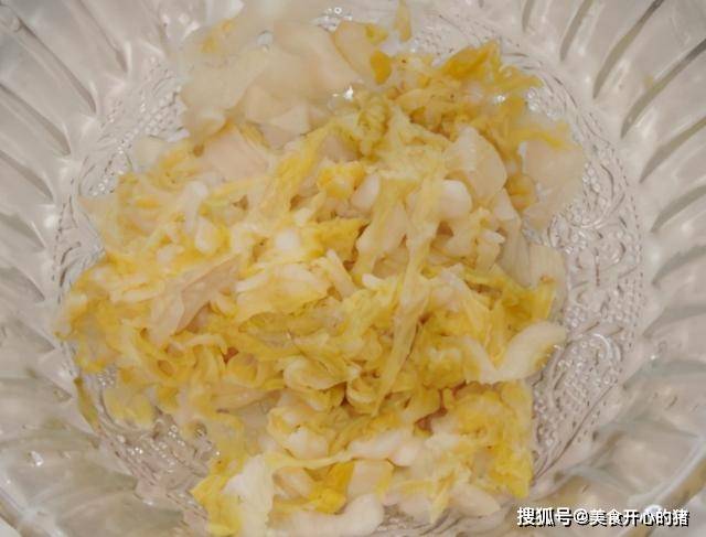 下锅|酸菜炖肉直接下锅？难怪又苦又难吃，教你正确做法，鲜香更开胃
