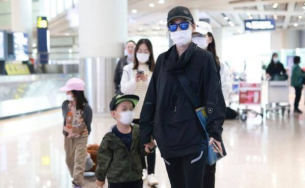 黑色|早夏搭配外套太重要！45岁梅婷走机场优雅时髦，老公发福穿短袖