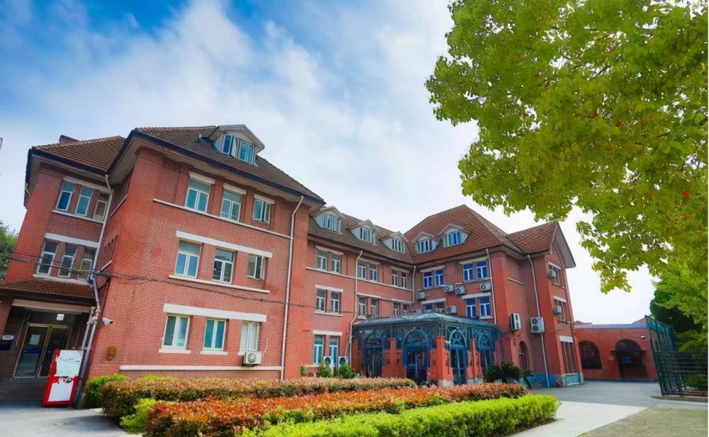 因为|郭晶晶儿子学费曝光，一年光学费十几万，网友：可望而不可及