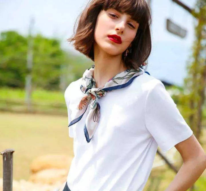 颜色|丝巾你还围出大妈味道？学会这小巧思，胜过你买一百件土气新衣！