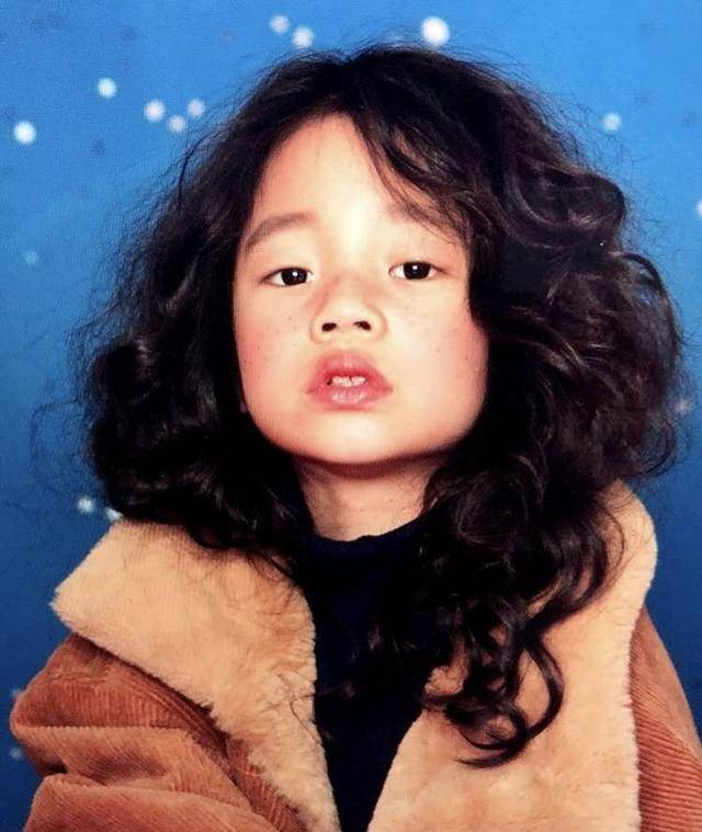 黑色|锐气没了！小S母女拍大片，女儿躺桌上太高级，妈妈抱桌腿也开心