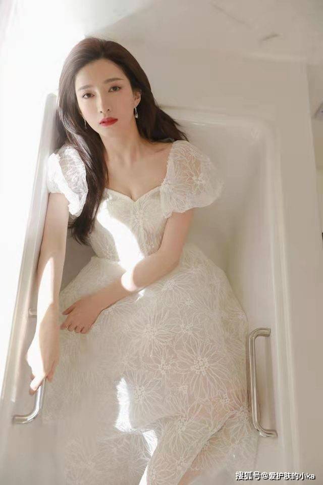 女神|难怪许多男人奉江疏影为女神!香槟礼服标配大红唇,这气质太吸睛