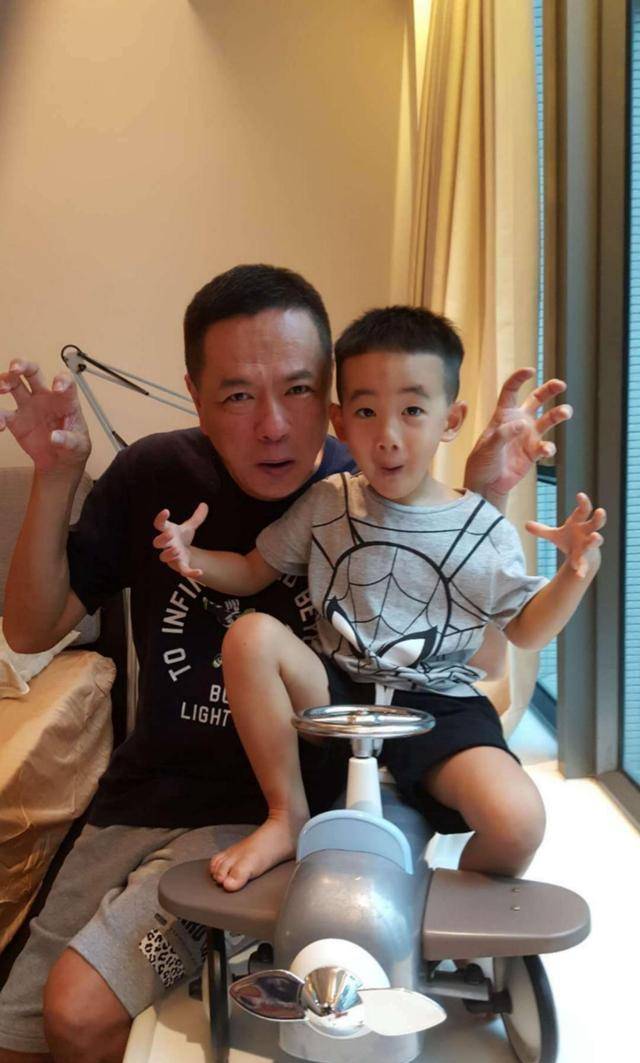 Jasper|陈小夏儿子真酷，Jasper为匹配情人节礼物，特意穿红外套配运动裤