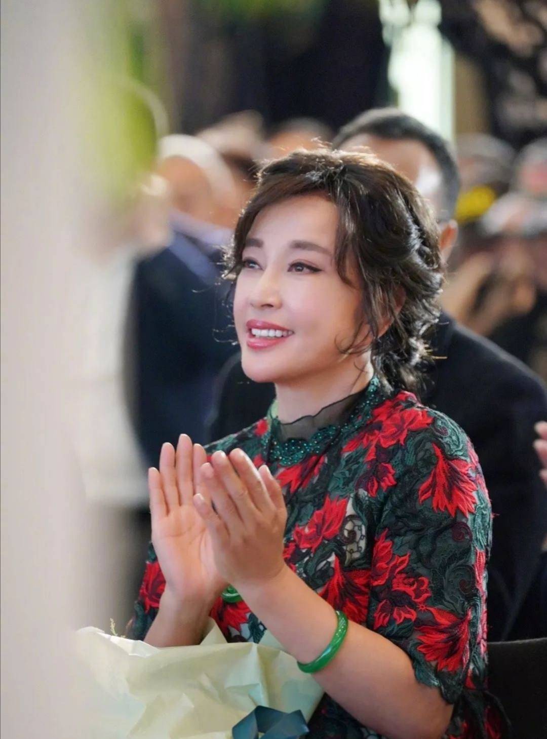 魅力|刘晓庆真自信,身材发福还敢穿紧身裙,挤出“老年肚”气质也高级