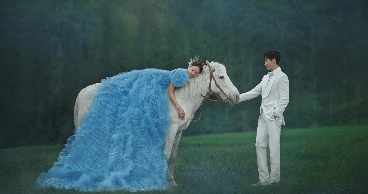 婚纱照|魏晨的妻子藏得挺深的，七夕节晒结婚照，骑着白马的老婆真娇嫩