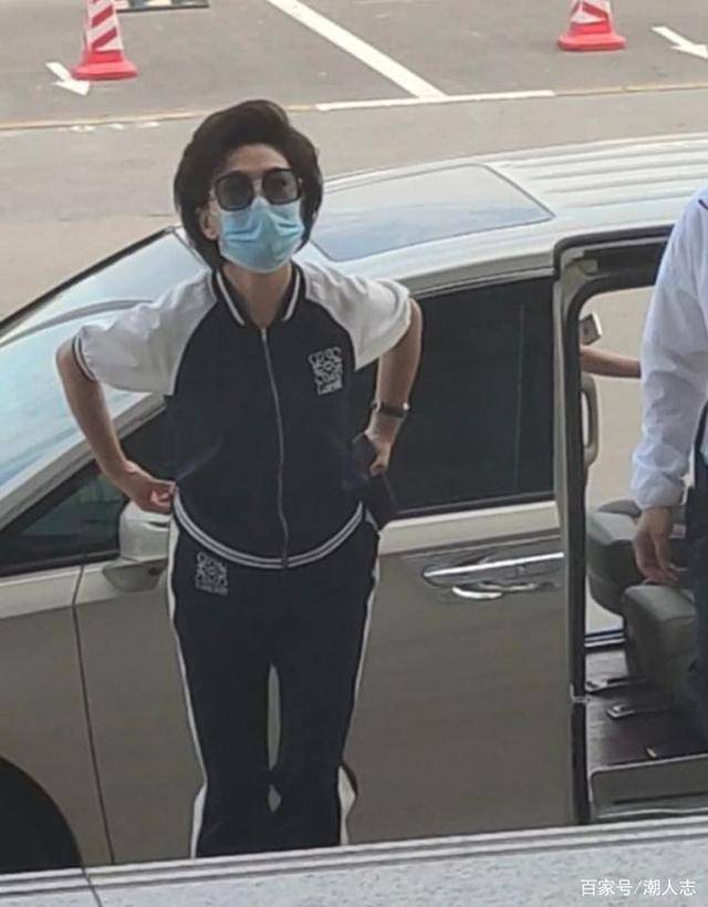 显高|49岁海霞生活照曝光，穿运动套装身姿挺拔，个不高气质却不输董卿