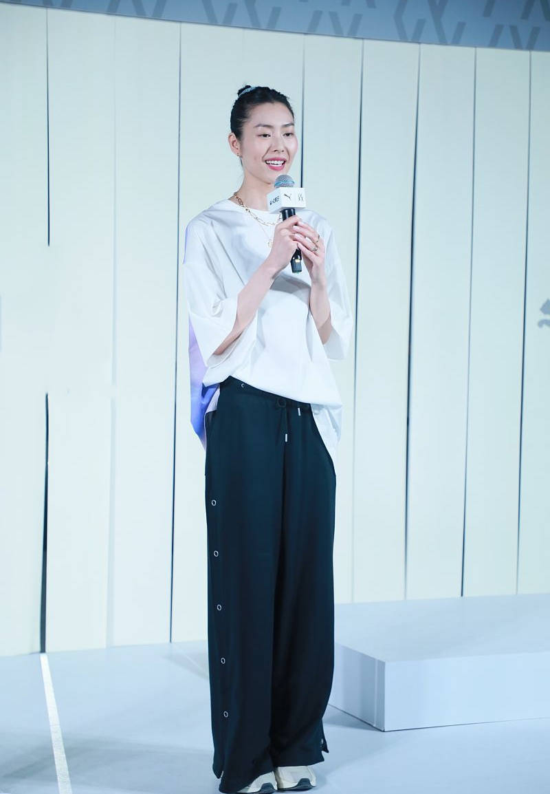 显得|刘雯穿出了自己的特色，把针织开衫“塞进”裤腰里，干练又显腿长