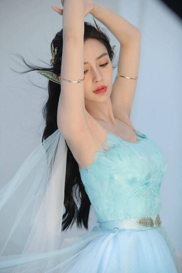 公主|Baby扮精灵公主!裹蓝裙秀蚂蚁腰，穿拖鞋踩纸箱曝光真实身高