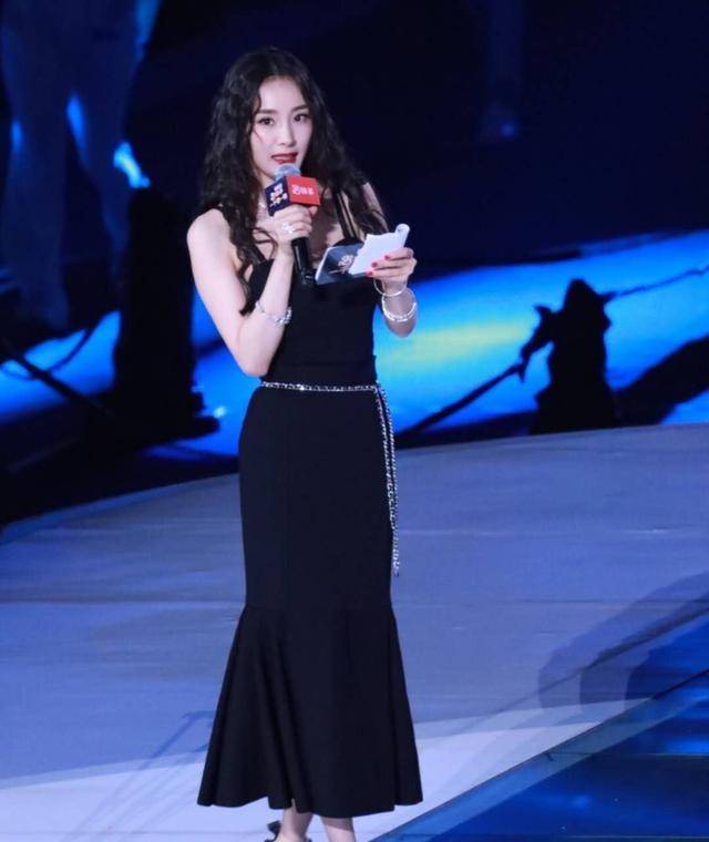 迪丽热巴|晚会上女星比美！郑爽穿“泡泡袖”像公主，迪丽热巴化起了大浓妆