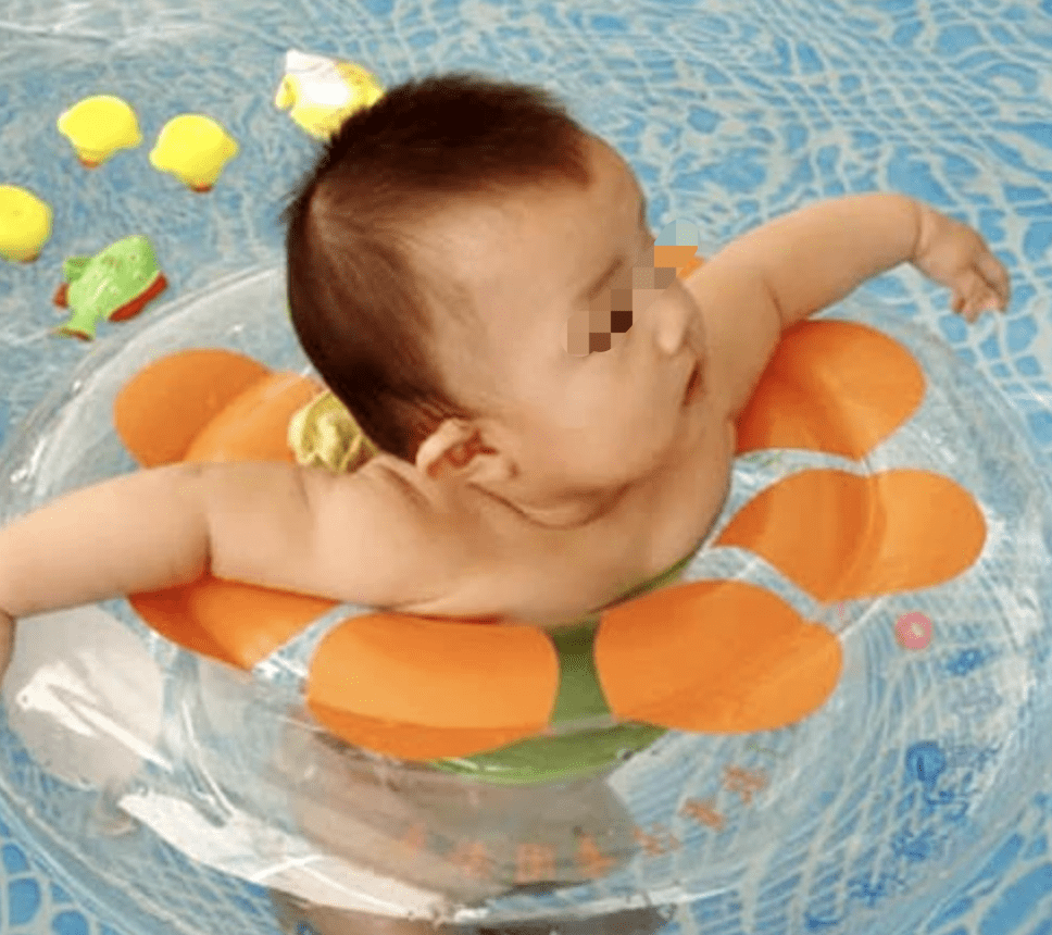 4岁女孩泳池溺亡,看完监控我气哭了_游泳