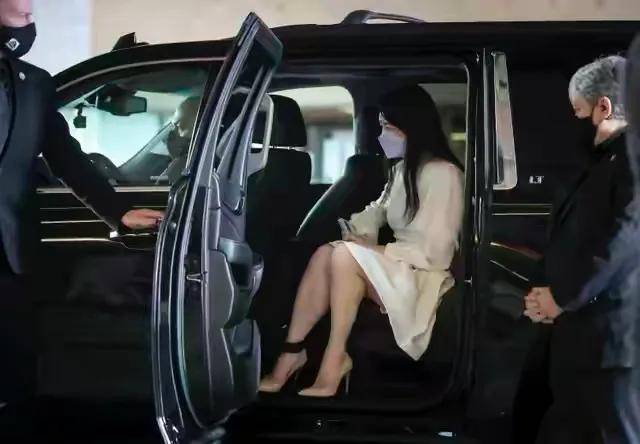 显得|孟晚舟近照曝光!造型优雅戴电子镣铐让人心疼,妹妹上综艺超潇洒