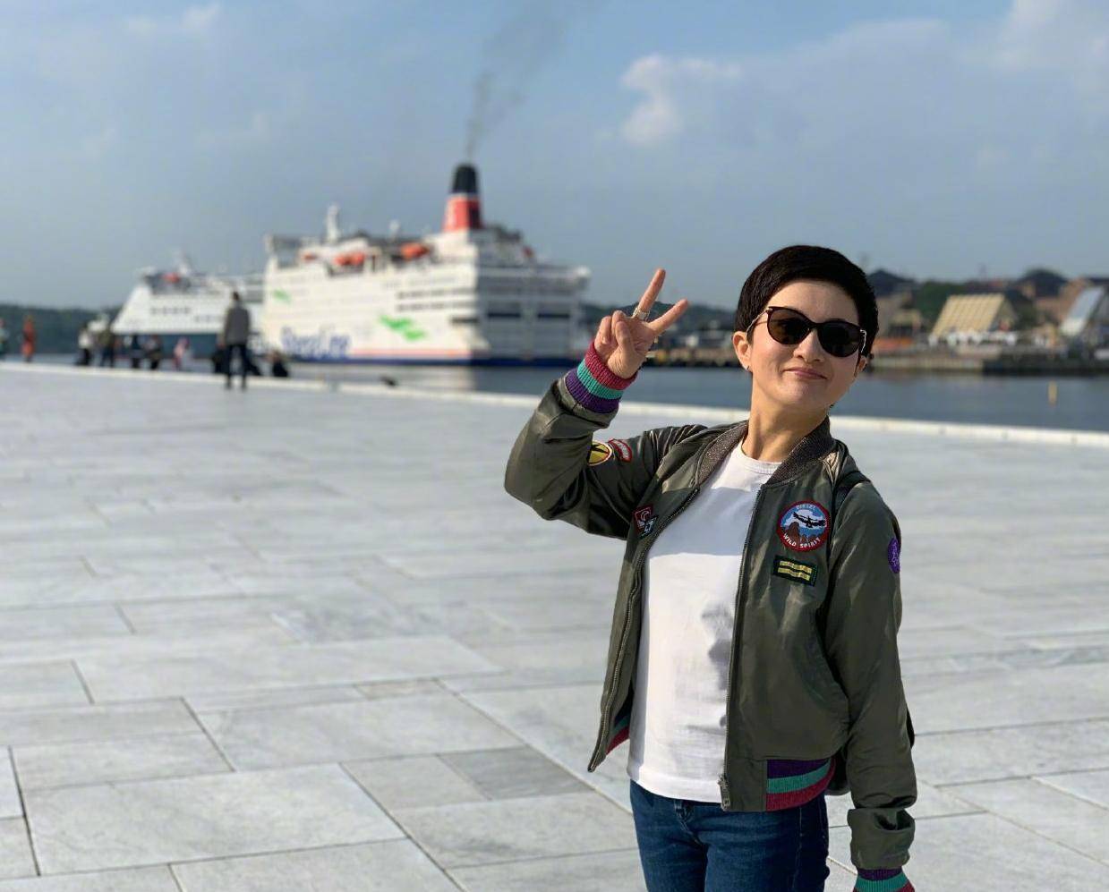 黑色|金铭过生日!穿夹克和陈佩斯儿子一起庆祝,不婚不育40岁仍少女