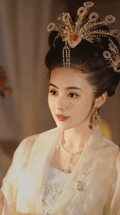 舞蹈|方媛七夕穿古装韵味足，仿若天外飞仙超惊艳，扮相不逊于明星演员