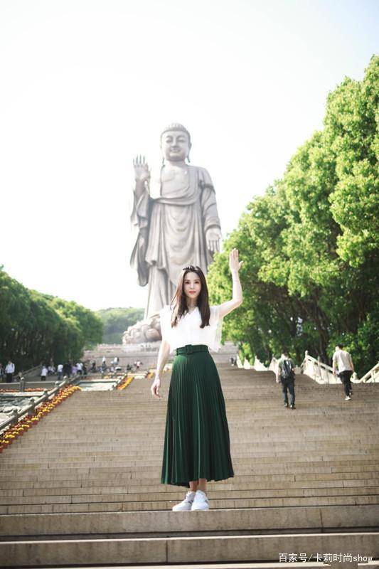 牛仔|54岁李若彤是真不会老,牛仔西装配破洞裤好年轻,气质仍似少女