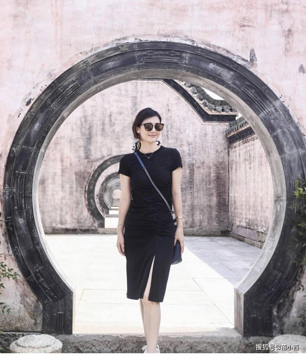 状态|童蕾真是自带贵妇气质,简单穿白色连衣裙很优雅,状态远胜同龄人