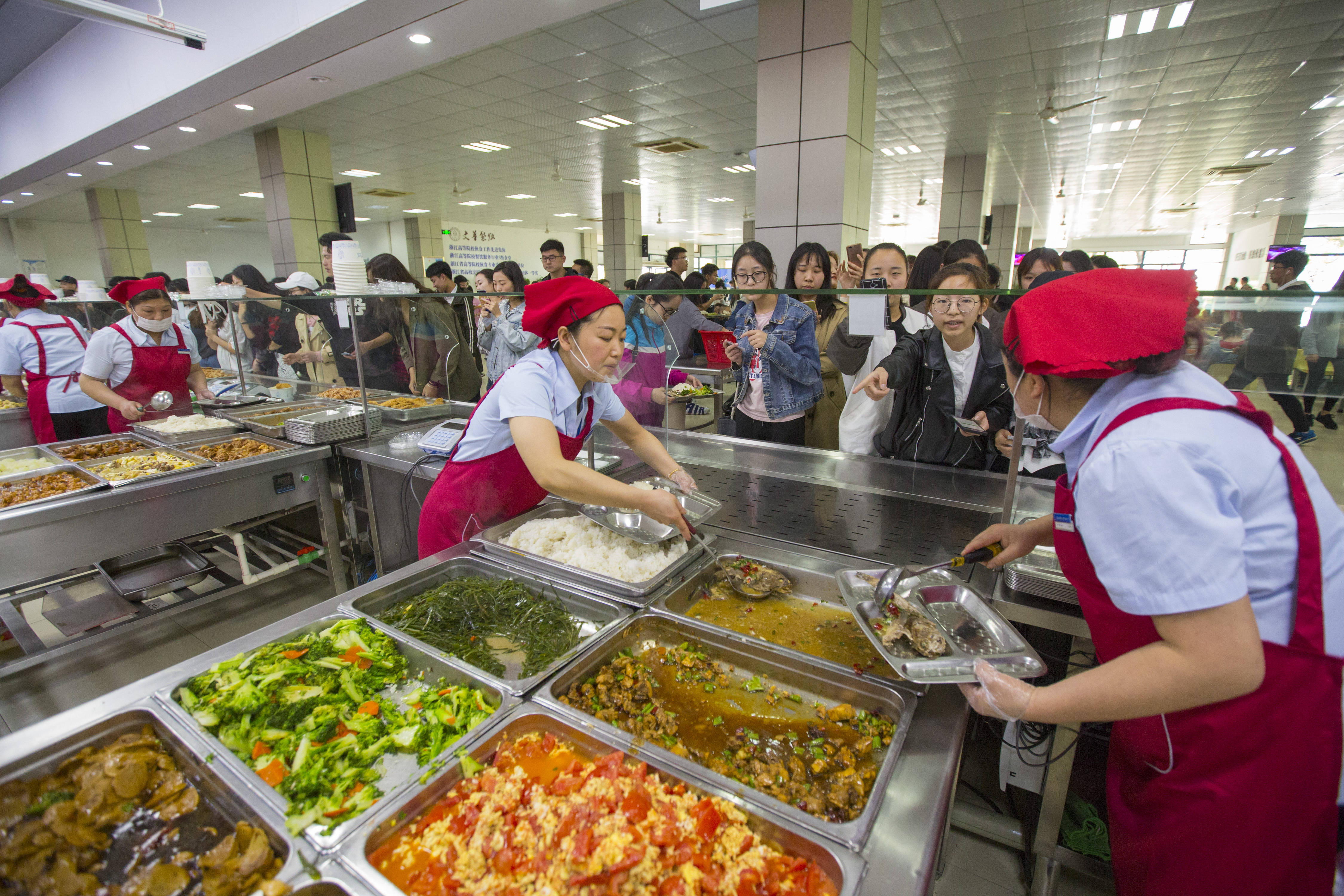 食堂打饭场景图片