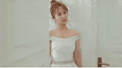 毛衣|杨紫也高调！穿“鸳鸯袖”毛衣配短裤，16400的包背出小女生气质