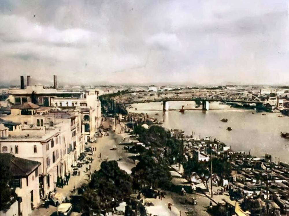 上面照片为1955年的广州,珠江边上世纪50年代的广州珠江边,珠江又名