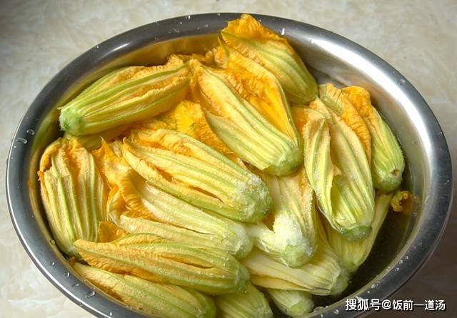 做法|夏天我家常用这种“花”做早餐，手不用沾面，做法简单，营养美味