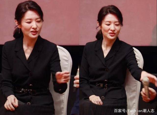 整体|52岁周涛近照曝光！西服配长裙气质佳，就是法令纹暴露年龄了
