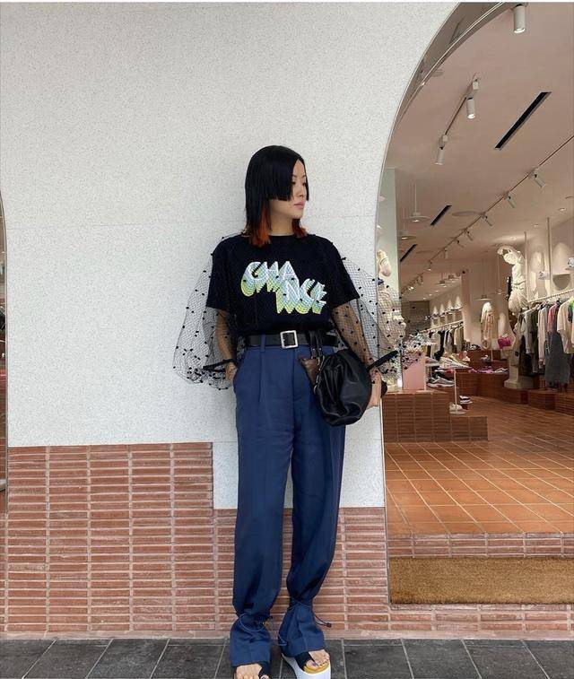 徐濠萦|陈奕迅老婆玩冲浪！穿紫色泳衣腿部肌肉线条美，真是“浪里黑条”